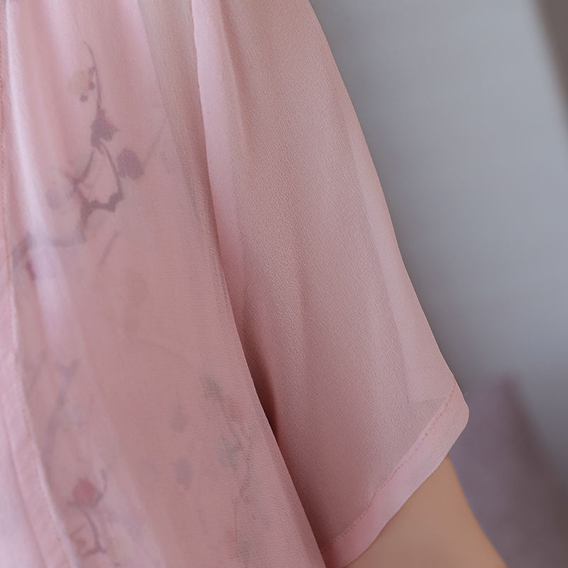 去趟香港，53岁老妈连买三件真丝裙，上身高贵优雅，看像30岁