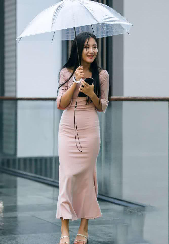 气质小姐姐和男友雨中漫步秀恩爱,包臀裙裹出了丰满的臀线