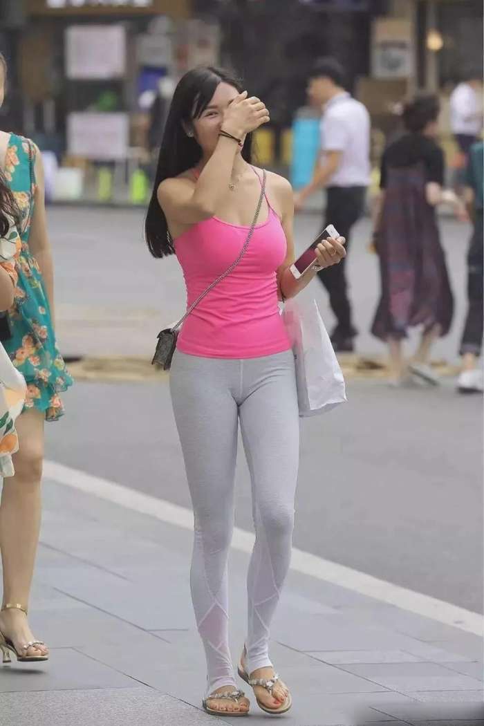 街拍：穿紧身裤美女, 吊带背心藏不住上半身