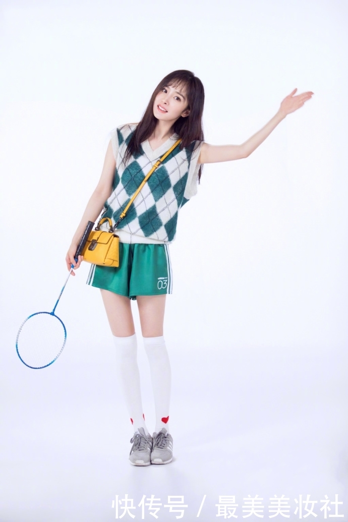 杨幂西装穿得比短裤还长，却搭配了一双过膝长靴，惊现迷人漫画腿