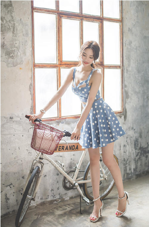 室内美女写真集：吊带上衣搭配短裙，展示傲人身材，性感又时尚！