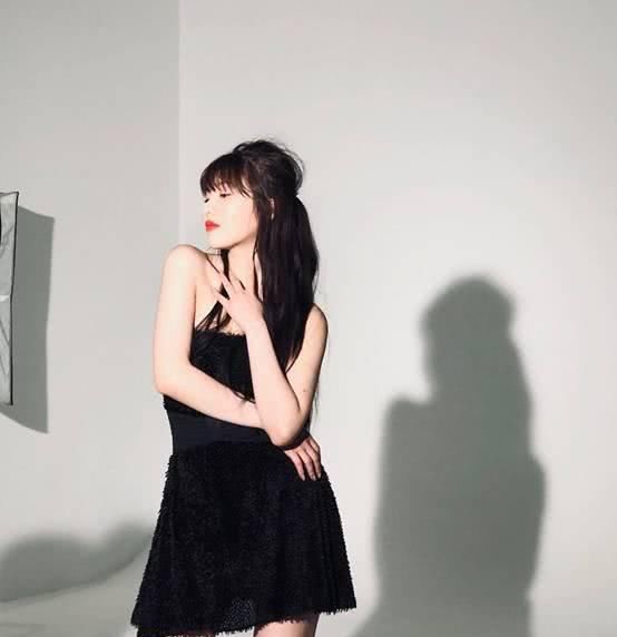  [碎花]朴秀荣的穿搭真是时尚！穿件黑色碎花衬衫，看上去大气又低调