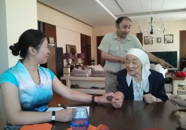 她是51岁不老仙妻,结婚30年把老公熬成了爹