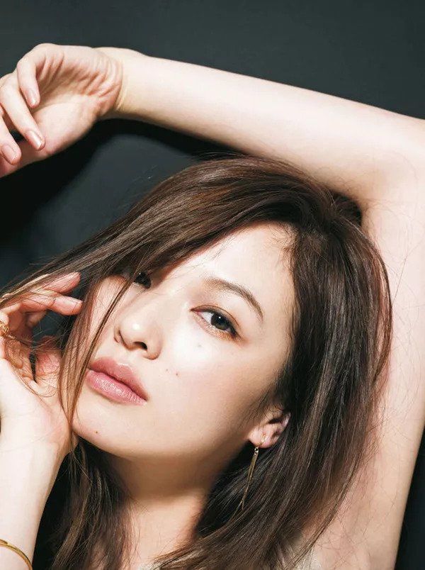 偷师| 修饰脸型还能一键美颜，她们的“高光大法”你确定不想学?