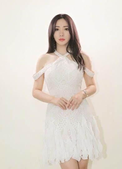 柳岩太敢穿了，一袭蕾丝白色长裙，美的让人不敢相信