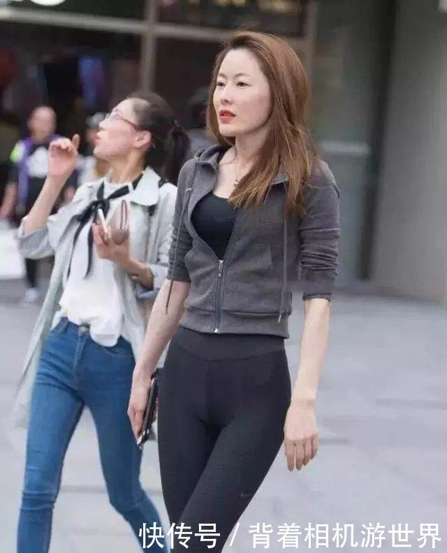 很多聪明的女性喜欢选择打底裤,舒适时尚凸显好身材!