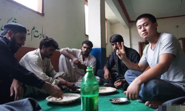 中国小伙到巴基斯坦旅游，却被导游告诫不能和当地女孩握手!