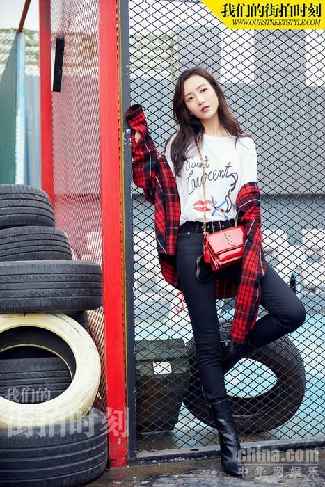 王鸥简约干净的黑白look 酷帅街头风摇滚范儿十足