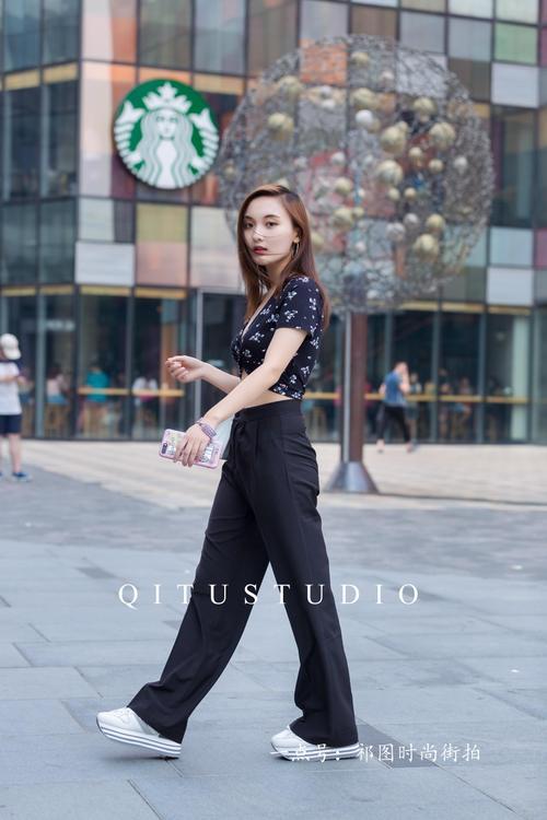 三里屯街拍：个性时尚性感魅力的小姐姐，大家喜欢么？