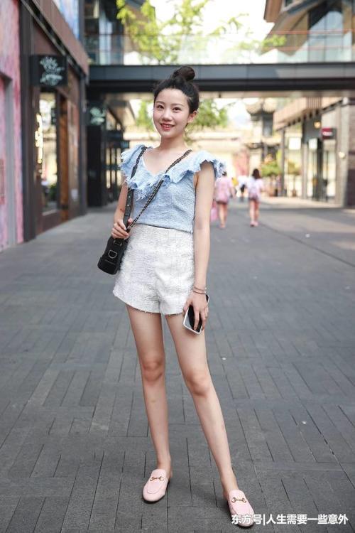 街拍美女,时尚又吸睛的穿搭参考,让你成为人群中最亮眼的一个