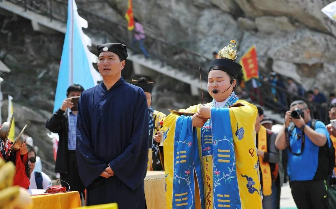 世界最大“山体”大佛在中国, 鼻孔是山洞, 比乐山大佛大3倍!