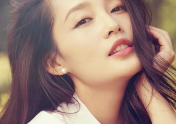 李沁这条补丁裙子走机场太女神了 太亮眼我给打满分你们呢