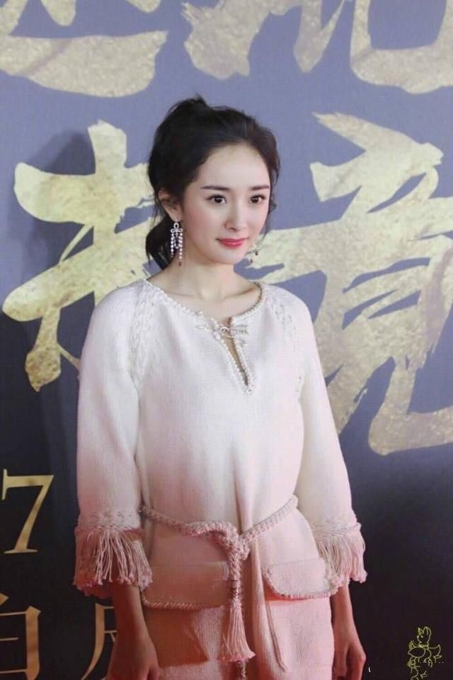 杨幂的发际线，太影响她自己了，镜头前都不美了！