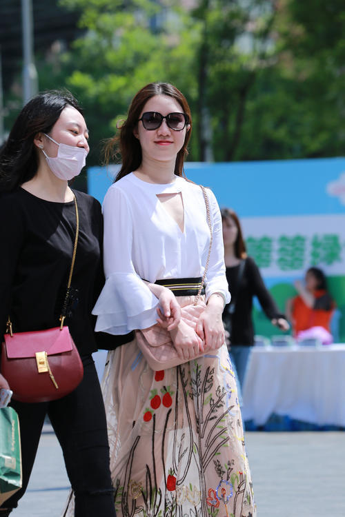 街拍：气质优雅又青春洋溢，美女露出长腿，性感中又带点小狂野！