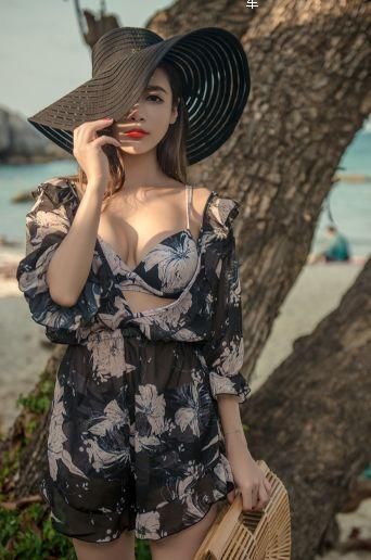 拥有傲人身材的美女穿黑色花泳衣，看着就让人着迷！