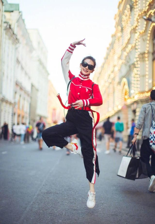 俄罗斯风情，就是要学戚薇随时舞动，美就在这一刹那间