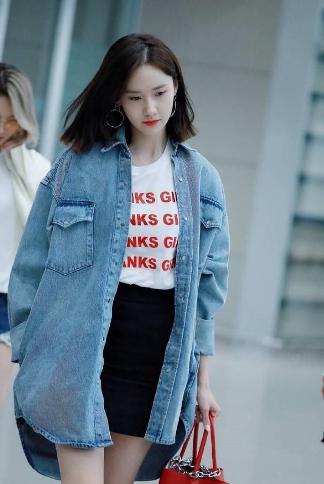 林允儿写真衣服从裙下露出来，穿透明“雨靴”，手里提的才是亮点