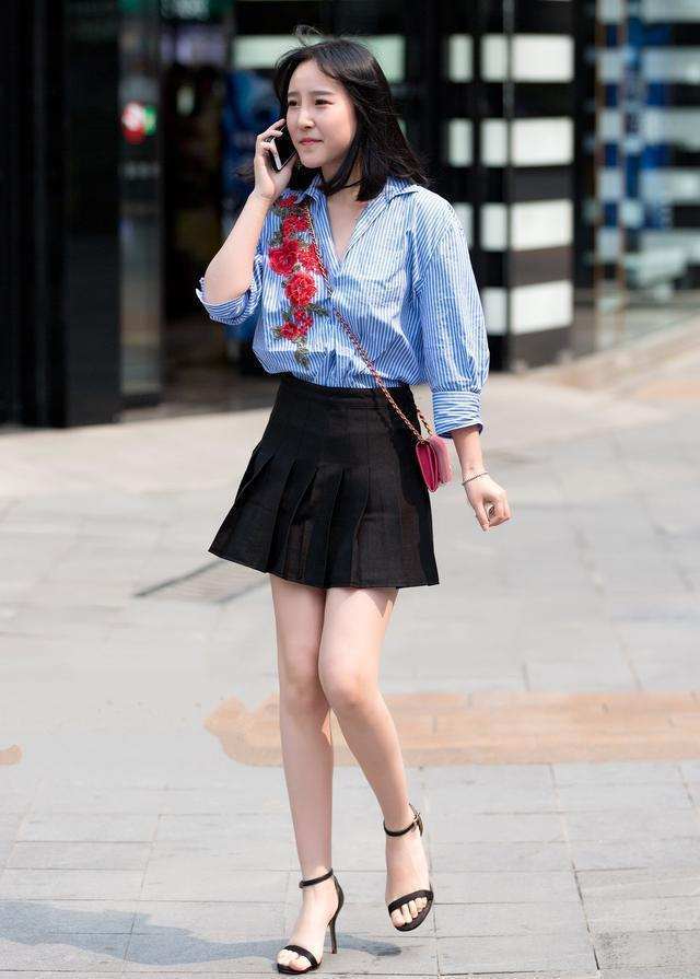 街拍：超级好看的小姐姐，紧身T恤配黑色纱裙时尚又迷人