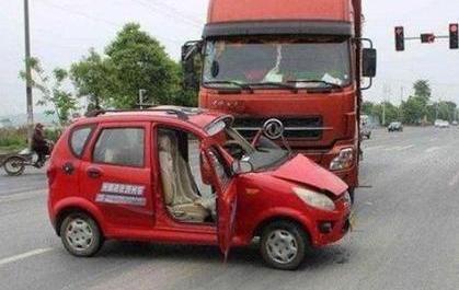 老年代步车即将合法上路，但安全隐患能否解决呢？