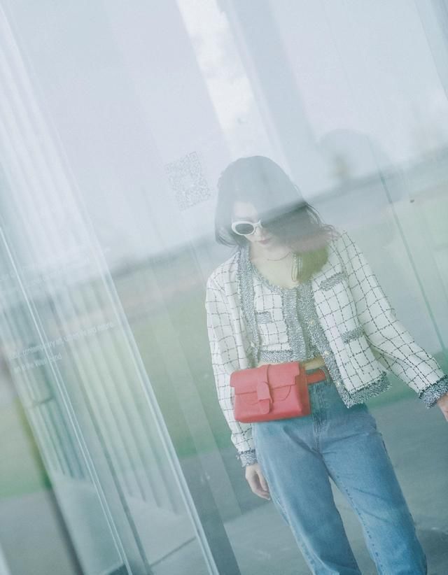  [基础款]三木的春装太有质感，抹胸内衣搭配格纹外套和直筒裤，甜美又自然