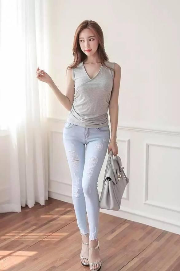 独特魅力的牛仔裤小姐姐，展现青春色彩，更加吸睛夺目!