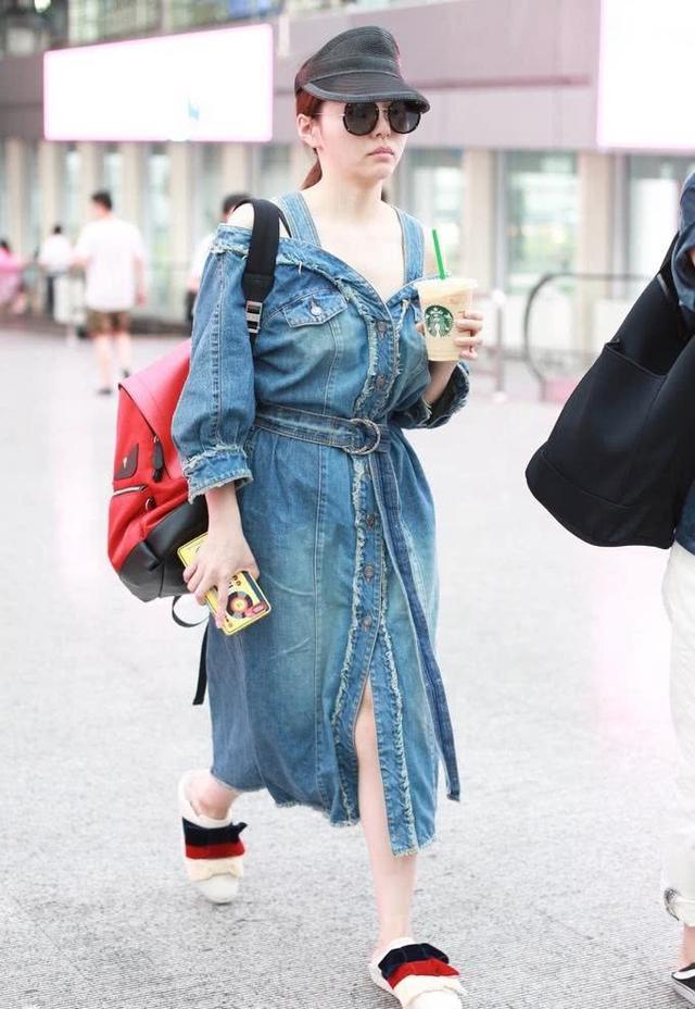 张靓颖终于穿对了，身穿一字肩牛仔连衣裙，时髦到飞起！