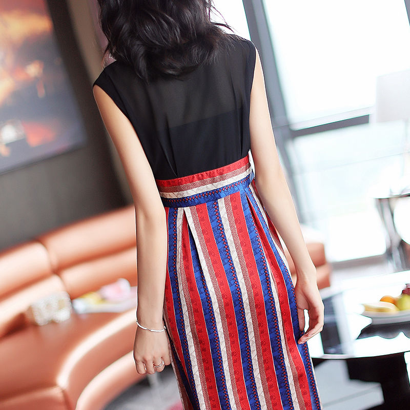 好迷人!45岁老婆穿这“勾魂裙”，婀娜又多姿，让人移不开眼