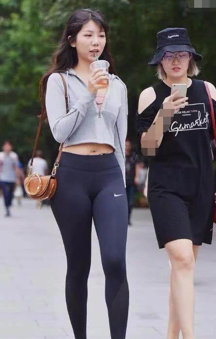 美得令人窒息的外国热裤美女VS中国清纯紧身裤小妹, 你选谁?