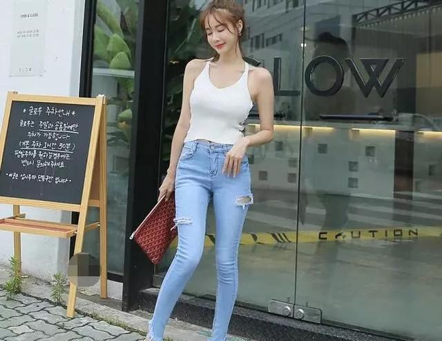 个性的牛仔裤更能衬托出美女不一样的气质，体现出靓丽的魅力！