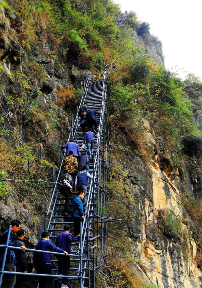 国家曾给悬崖村拨资6个亿修路,最后只多了条铁梯子,其他资金花