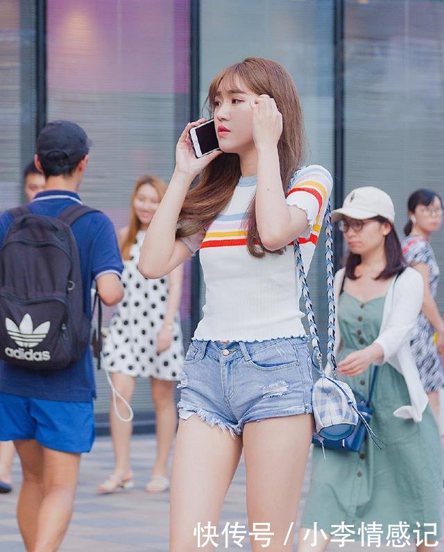 街拍香奈儿的透明靴子，是用来穿的，不是用来趟水的