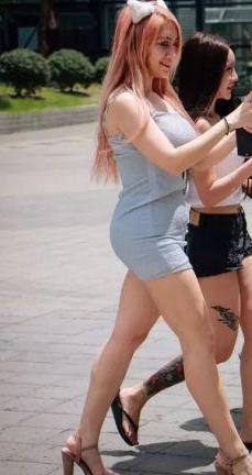 连衣短裙搭配猫耳朵，可爱出镜萌化全场