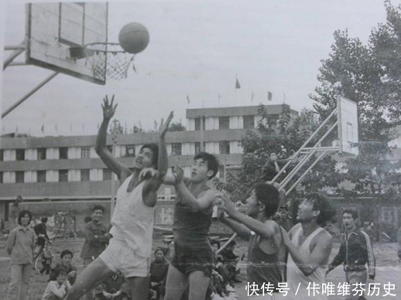 河南星光厂，制造炮弹引信，曾无比辉煌，男宿舍是当地最高建筑