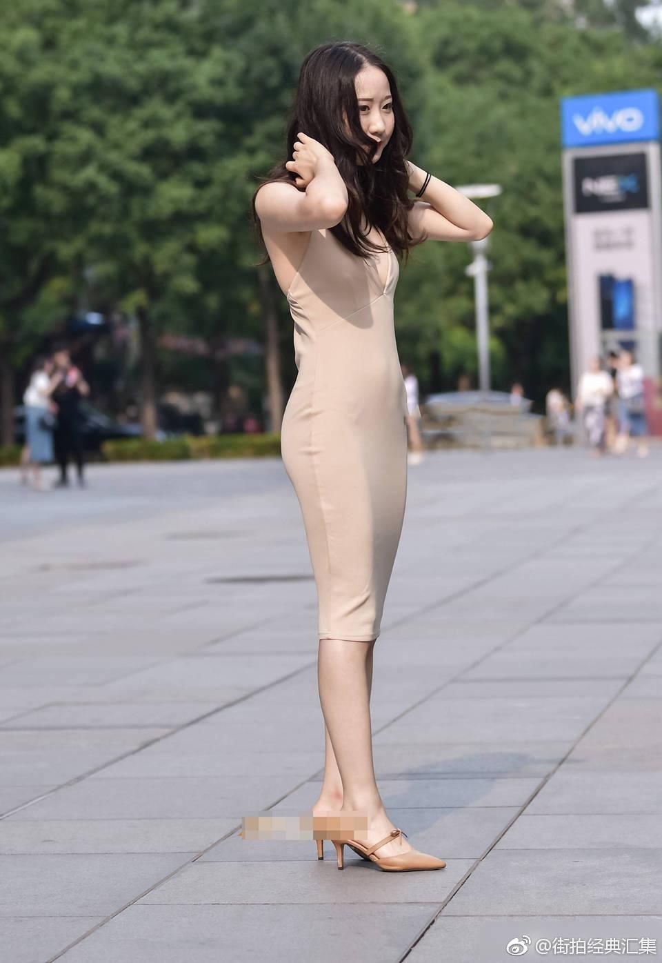 小姐姐身穿吊带连衣裙，润享丝滑，圆润的蜜桃臀让人垂涎三尺