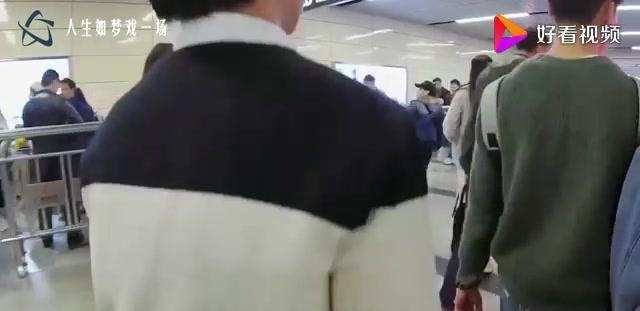 高铁脏了怎么办？原来是这样清洗的，看完忍不住为中国高铁点赞！