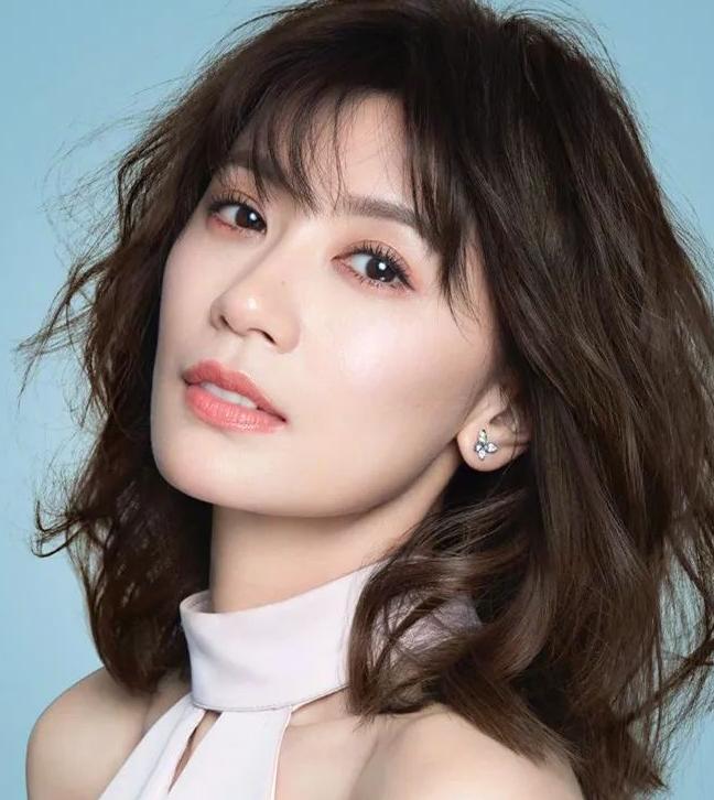 43岁的贾静雯颜值终于崩坏啦？这个地方真的超显老呢！