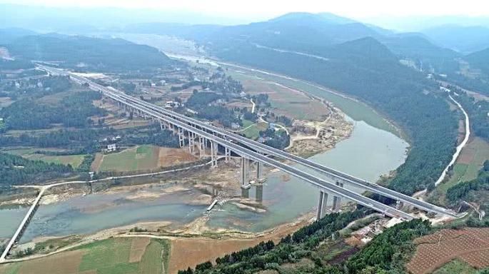 中国再创世界奇迹！这座大桥比港珠澳长3倍，动用上万人建成！