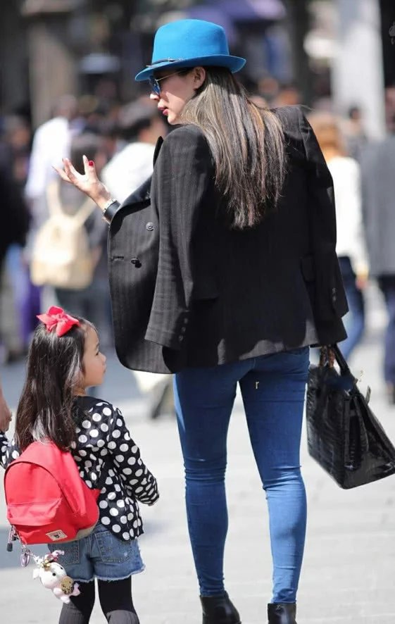 带孩子遛弯的妙龄小姐姐，还能拥有这前凸后翘的身材，把一旁作画