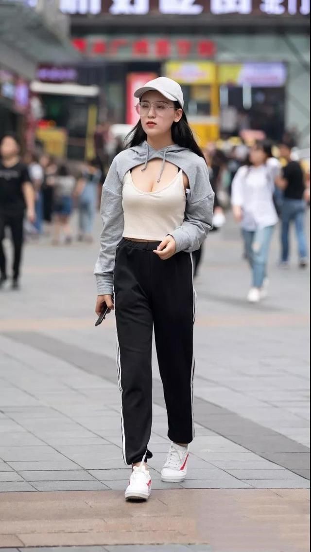 东莞街拍 街头长腿香肩美女 皮肤质感恰到好处 确实好看很喜欢