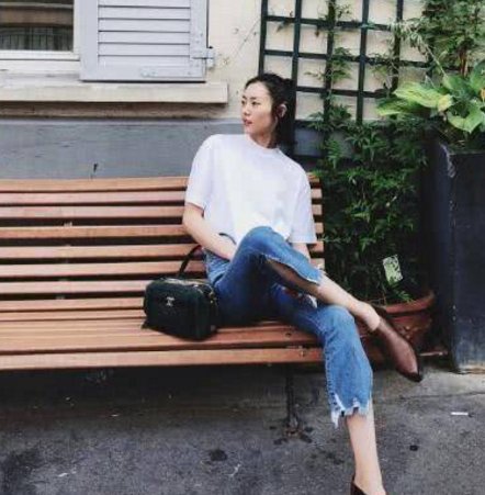 刘雯晒照，大长腿无处安放，中国四大超模中腿最长的却是她