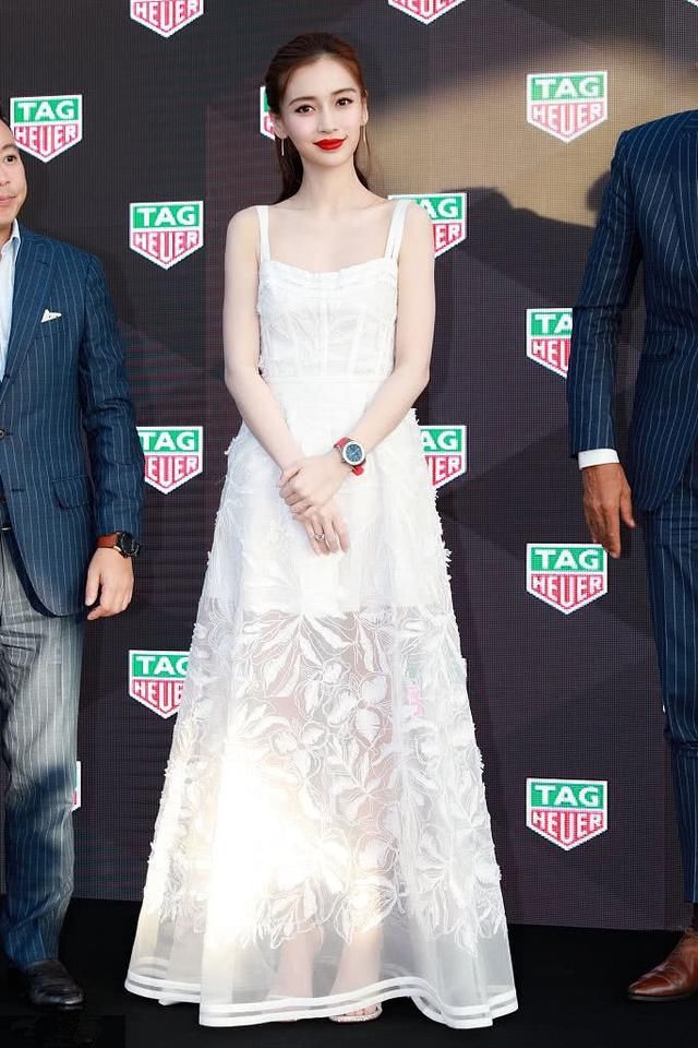 范冰冰baby同台比美，一个仙女一个大妈，网友：这位有点发挥失常