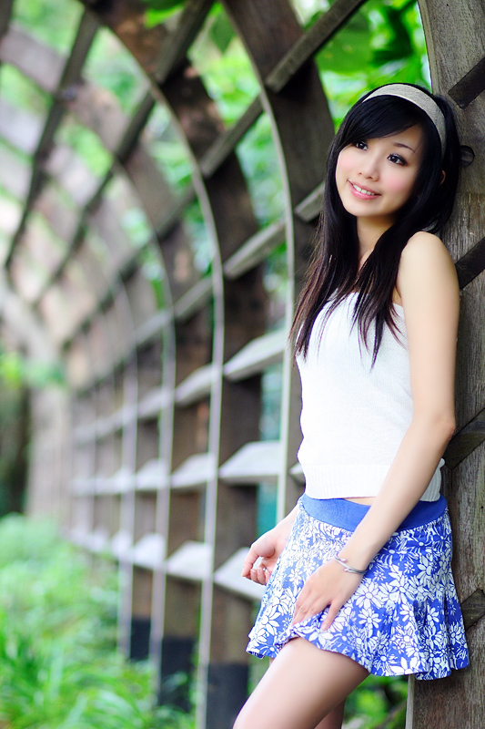 一个在城市公园里的美丽清纯淑女姑娘