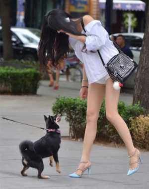  #漂亮#女人怎样才能穿得既简单又漂亮，遵循这四条规律，充满了高级感觉