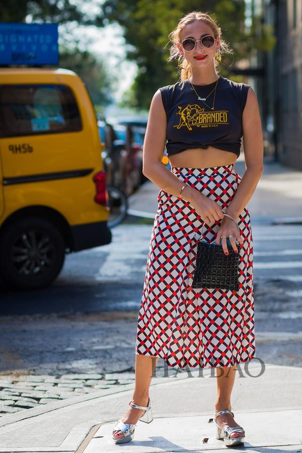 Tee+过膝裙Hold住各种场合 包你时髦一整夏！