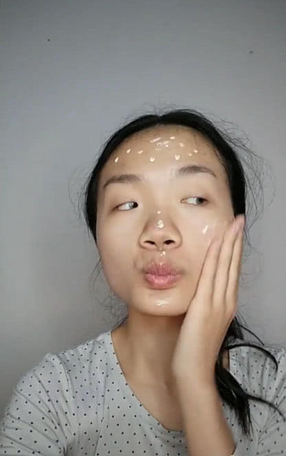 不怕丑女化妆，就怕美女化妆，单眼皮小姐姐简直就是美出天际，网