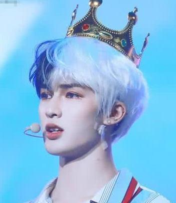 朱正廷的“阴阳发色”最仙，看王俊凯的“流星紫”后人间仙子无疑