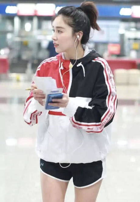 阚清子这是穿了2件裙子＋裤子？意外得秀出好身材，时尚到飞起！