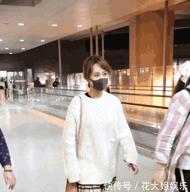 都以为换了眉型的杨紫美了 巴黎一回来却穿起前年流行的毛衣