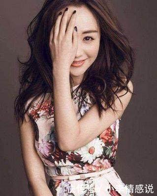 杨蓉和范冰冰同是35岁同穿印花裙,一个似仙女一个却似舞女!