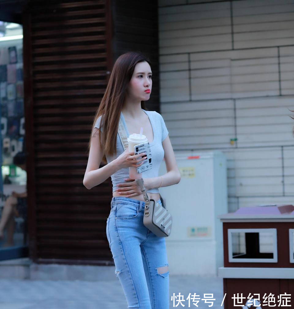 披肩发、牛仔裤的她身材婀娜、气质有型, 你喜欢欣赏吗